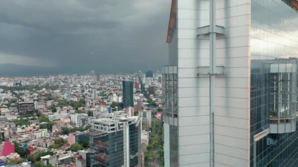 Arranha-céu moderno escritórios de negócios de vidro distrito na capital do México. Aeronáutica 4K — Vídeo de Stock