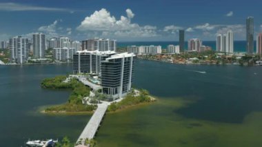 Miami ufuk çizgisi manzarası, havadan 4K. Modern deniz manzaralı apartmanlar