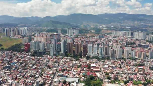 Paisaje urbano de la ciudad latina y panorama de drones. Vista de pájaro cinematográfico Ciudad de México 4K — Vídeo de stock