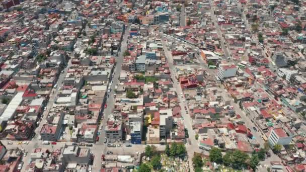 Vista de arriba hacia abajo en la ciudad de México, 4K aviones no tripulados. Coloridos y vibrantes techos rojos — Vídeos de Stock
