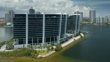 Miami şehir manzaralı modern mimari deniz manzaralı cam bina, 4K hava manzaralı.