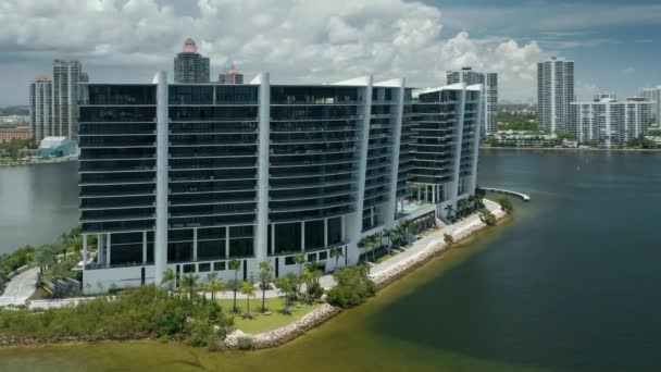 Moderne Architektur Waterfront Glasgebäude mit Blick auf Miami Stadtbild, 4K-Antenne — Stockvideo