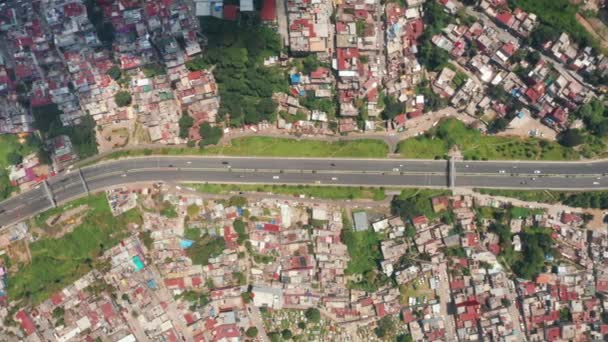 Arquitetura do país da América Latina e imagens de visão de aves de estrada. Aeronáutica 4K — Vídeo de Stock