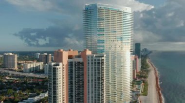 Miami, seyahat sektörü ve turizm sektörü. 4K deniz manzaralı bina.