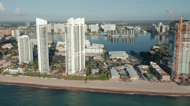 Florida sahilinde güneşli bir yaz günü. Miami banliyösündeki prestij şehri. 4K — Stok video