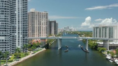 Güzel modern tasarım rıhtım yerleşim binaları, Miami Beach, Florida, ABD, 4K hava sahası