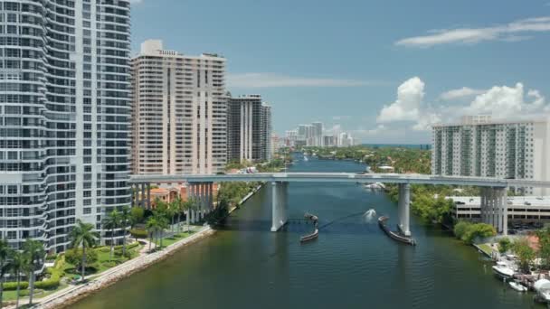 Hermosos edificios residenciales de diseño moderno frente al mar, Miami Beach, Florida, EE.UU. — Vídeo de stock