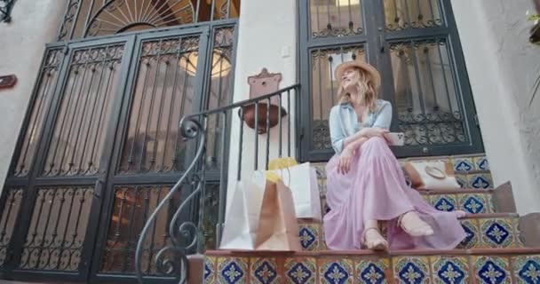 Bellissimo viaggiatore sta godendo giornata di shopping su scale colorate nel centro storico, 4K — Video Stock