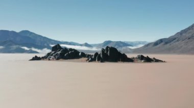 Hareketli arka planda el değmemiş el değmemiş vahşi doğa. Dünya gezegeni 4K 'nın uzak köşesi.