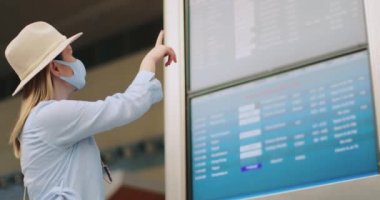 Ağır çekim stil gezgin kadın boş havaalanında, 4K, California, ABD