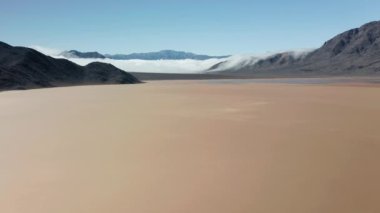 Ölüm Vadisi 'nin pürüzsüz düz yüzeyinde uçan bir İHA' nın hava görüntüsü