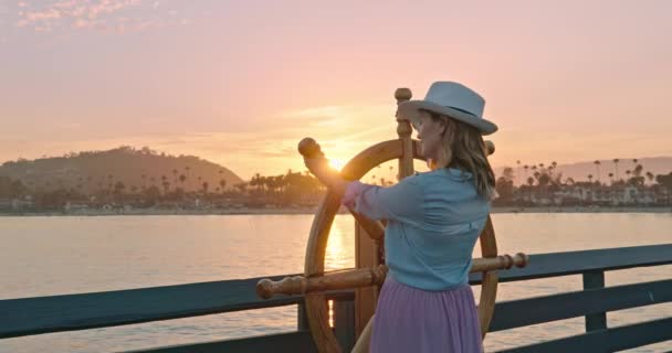 Όμορφη γυναίκα που απολαμβάνει το ροζ ηλιοβασίλεμα. Ελκυστική γυναίκα κοιτάζοντας ροζ χρυσό ηλιοβασίλεμα — Αρχείο Βίντεο