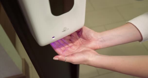 Gel desinfetante na estação interna para mãos limpas. Prevenção do vírus da coronária — Vídeo de Stock