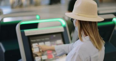 Havaalanına giriş yapan bir kadın. Coronavirus sırasında seyahat kısıtlamaları, 4K