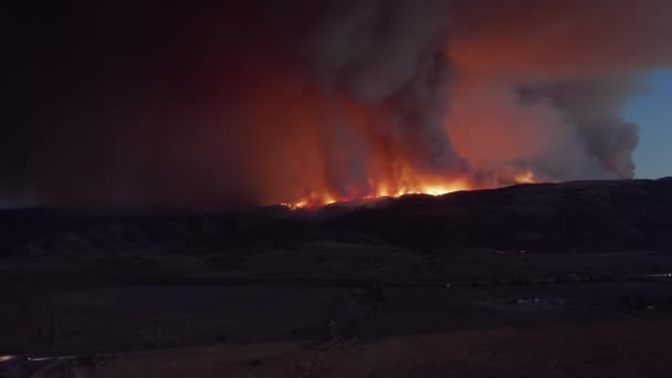 Naturen är akut. Flygfoto på buskar brand i Los Angeles förort, USA. 4K — Stockvideo