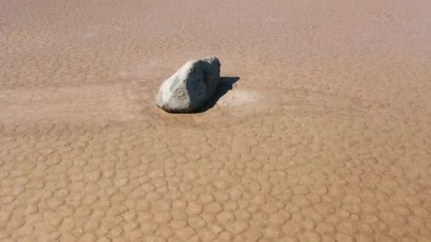 Vista panorámica de cerca de la roca en la superficie agrietada húmeda del desierto del Valle de la Muerte — Vídeo de stock