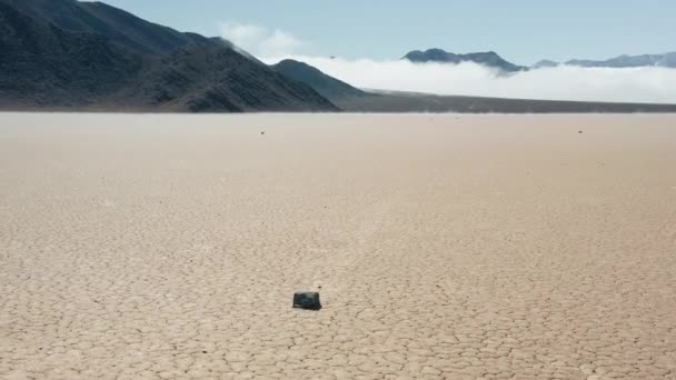 Epische racebaan playa met bewegende rotsen door de droge gebarsten woestijn oppervlak, 4K — Stockvideo