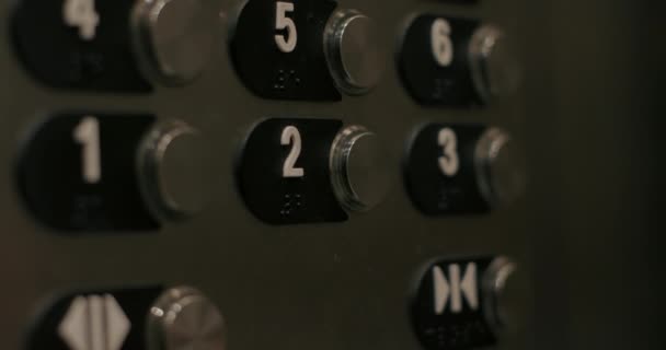 Primer plano 4K cámara lenta disparo mujeres dedo pulse el botón en el ascensor — Vídeos de Stock