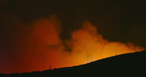 Кінематографічний важкий червоний вогонь смог. Спалювання природи, зміна клімату середовища 4K — стокове відео