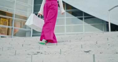 Yavaş çekim 4K moda yeşil topuklu, seksi pembe pantolon. Şık bir modacı.