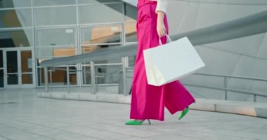 Yavaş çekim 4K moda yeşil ayakkabılar ve seksi pembe pantolonlar. Tarz sahibi blog yazarı