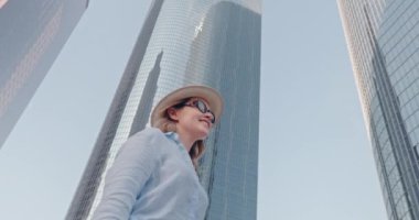 Gülümseyen kadın gezgin Los Angeles şehir merkezini keşfediyor, 4K ağır çekim Kaliforniya