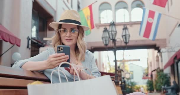 Mulher está lendo notícias nas redes sociais e rindo. Europa viagem de férias. 4K — Vídeo de Stock