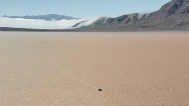Кинематографическая 4К антенна движущихся камней по гладкой трещинистой поверхности пустыни, 4К — стоковое видео