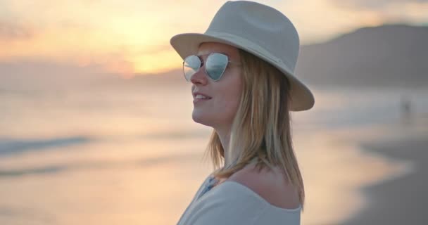 Mooie vrouw geniet van gouden zonsondergang op het strand van de oceaan. Reiziger in Malibu Verenigde Staten — Stockvideo