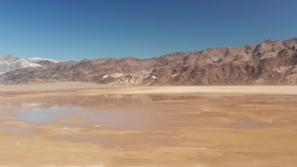 Pohled na drone létání nad pouští a natáčení filmové scénické Death Valley — Stock video