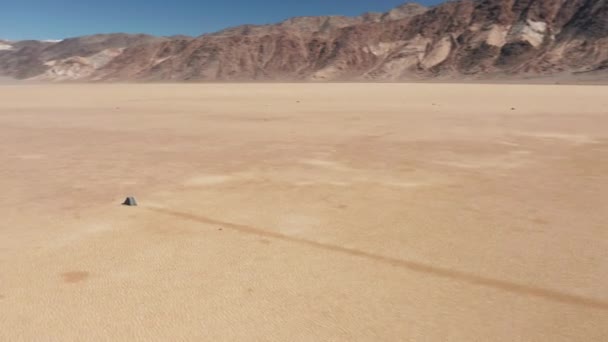 Cinematic 4K antenne rond de beroemde bewegende rotsen in de Death Valley, winter — Stockvideo