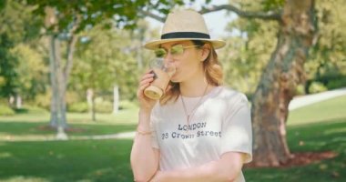 Kahve dükkanı ağır çekim 4K. Paket kahve ya da sipariş videosu için buzlu kahve.