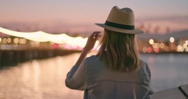 Gezinti güvertesi aydınlatmasında zevkle seyreden kadının yavaş çekimi. Şık gezgin, 4K