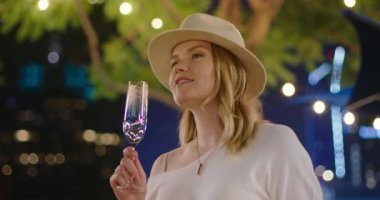 4K ağır çekim kadın açık hava yaz partisinde eğleniyor, olayı kutluyor