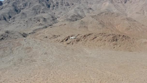 Közelkép a drón lövés sivatagi táj és repülő felett Death Valley, 4K — Stock videók