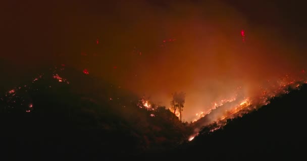 Vista cinematográfica sobre o incêndio na Califórnia, causado pela seca e pelas alterações climáticas — Vídeo de Stock