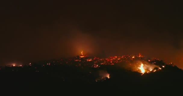 A natureza está pegando fogo, chamas vermelhas no escuro, fumaça laranja está girando acima do solo — Vídeo de Stock