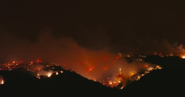 Vedere cinematografică asupra unui incendiu noaptea. Fumatul cauzează poluarea aerului și schimbările climatice — Videoclip de stoc