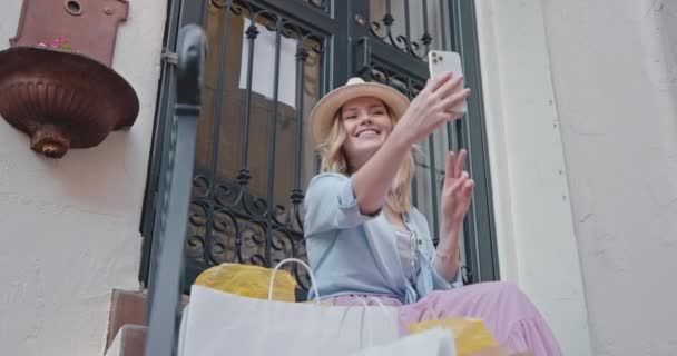 Voyageur joyeux en tenue élégante faisant selfie pendant les vacances d'été en Europe — Video
