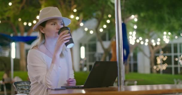 Trabajo desde casa o imágenes de trabajo distantes. Freelancer mujer está bebiendo café, 4K — Vídeos de Stock