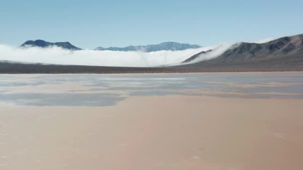 Valle de la Muerte desierto con altas montañas negras cubiertas por densas nubes de niebla, 4K — Vídeos de Stock
