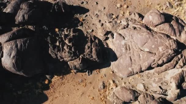 Gros plan de l'île de pierre. Drone s'élevant au-dessus de la Vallée de la Mort par jour ensoleillé, 4K — Video
