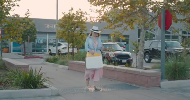 Targ w Malibu, sierpień 2020. Widok z boku eleganckiej kobiety z torbami na zakupy — Wideo stockowe
