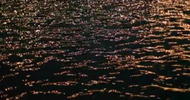 Soyut arkaplan altın ışığı gece dalgalanan su yüzeyini yansıtıyor