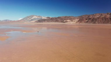 Kışın Ölüm Vadisi, Batı Kaliforniya, ABD. Çölde kış günü. Mavi gökyüzü 4K