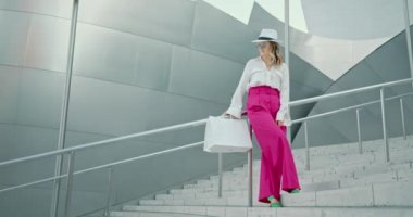 Moda blogcusu sokak tarzı resim için poz veriyor. Çekici, gülümseyen genç kadınlar.