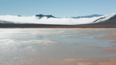 Ölüm Vadisi 'nin ıslak yüzeyinde uçan bir dronun hava görüntüsü.
