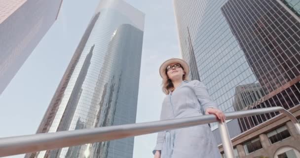 Young female traveler exploring Los Angeles downtown and urban business area, 4K — Stock Video