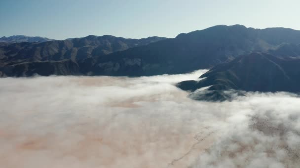 Schöner Nebel über der Wüste bei Sonnenaufgang. Death Valley an einem Wintermorgen. — Stockvideo