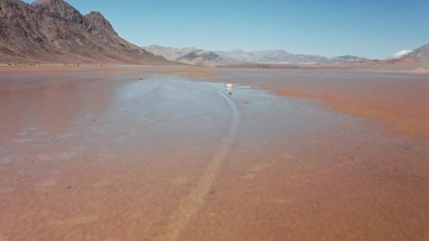 Epicki lot w nietkniętym czystym krajobrazie pustkowia. Piękna pustynna natura, 4K — Wideo stockowe
